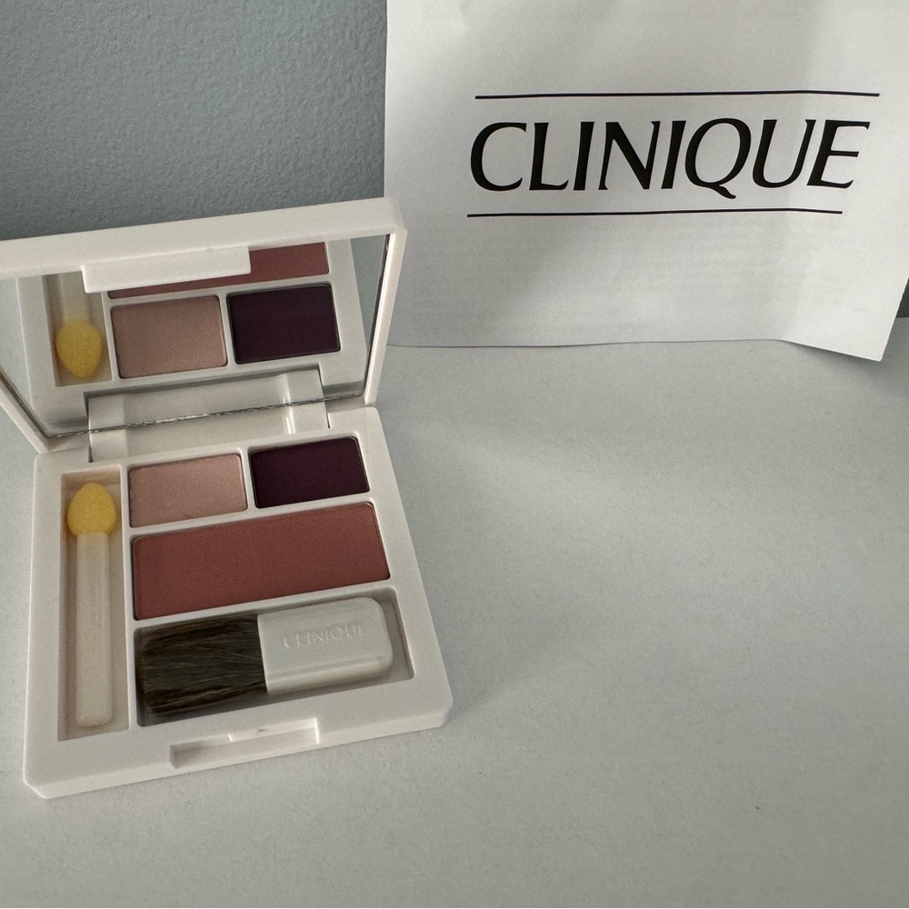 Clinique Compact Eyeshadow and Blush Set (NEW) Jammin'/New Clover all in one